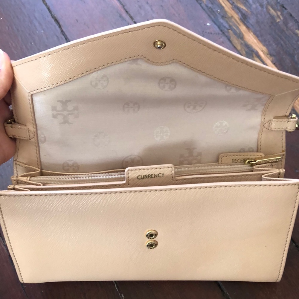 Tory Burch Robinson expandable clutch crossbody - Picture 3 of 4